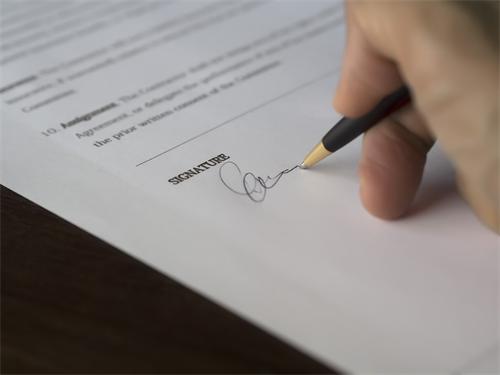 Escaping the Freelancer Feast-or-Famine Cycle with Proper Retainer Contracts
